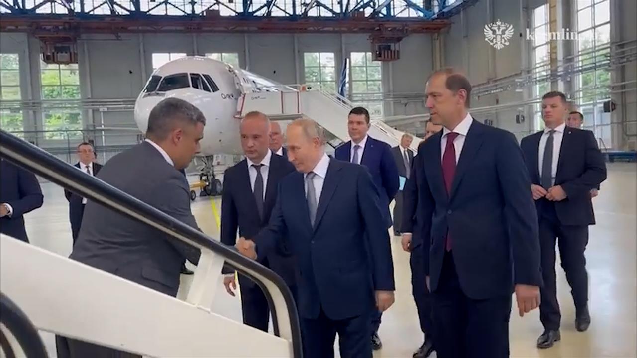 Владимир Путин осмотрел образцы новой авиационной техники в Жуковском. смотреть онлайн