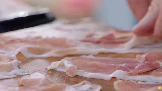 Jamie Oliver Куриные бедрышки, обвалянные в копченой панчетте