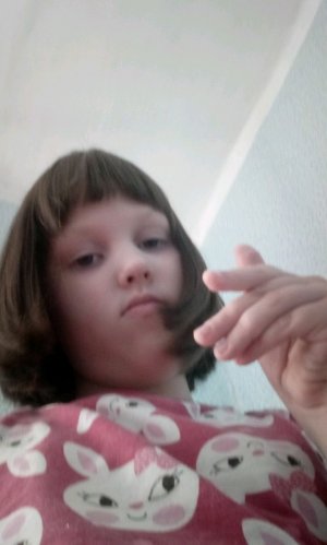 р