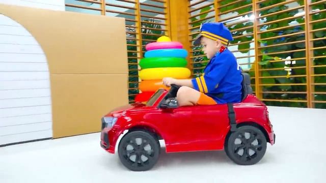 Крис спасает игрушечные машинки из коробки - пожарную машину, скорую помощь и полицию смотреть онлайн