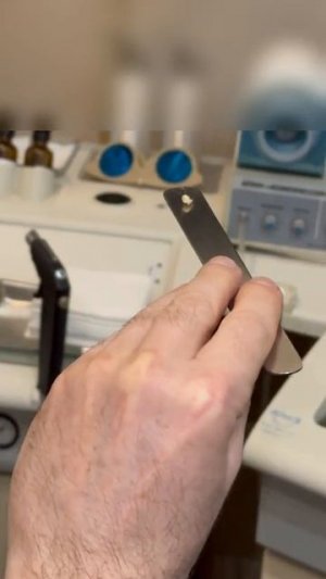 Вот так выглядит тонзиллитная пробка