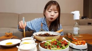 говяжья лапша с пастой из черной фасоли (Чжаджанмен)