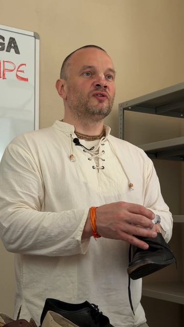 Полуанилиновая кожа.