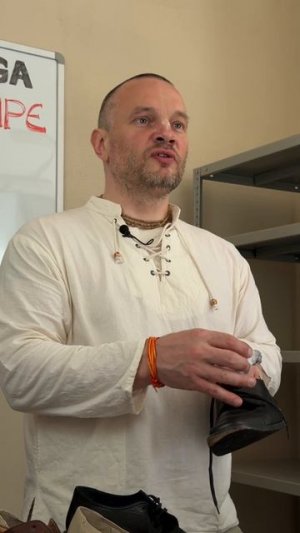 Полуанилиновая кожа.