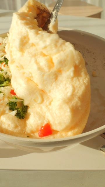 Воздушный омлет с овощами и сыром🥰 смотреть онлайн