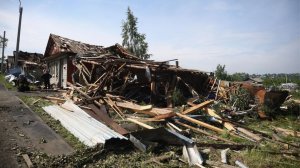 Дома разрушены до основания, жители и спасатели разгребают завалы после смерча в Кушве