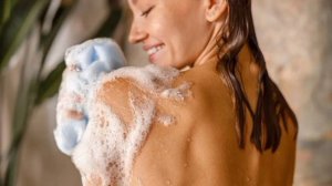 🚿 Дерматологии советуют забыть про мочалку в душе

Привычка намыливать себя губкой до скрипа может