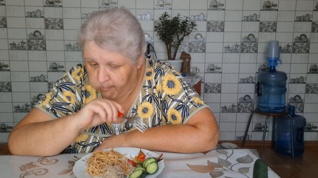 ВРЕМЯ ОБЕДА ДАВАЙТЕ ВМЕСТЕ ПООБЕДАЕМ. смотреть онлайн