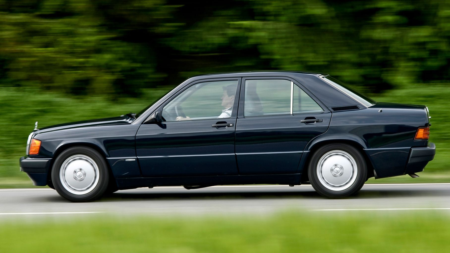 Mercedes-Benz 190 W201. ЛУЧШИЙ компактный седан 1980-х. История автомобиля из 80-Х смотреть онлайн