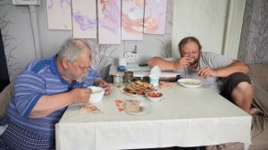 Вкусно кушаем вместе с папой в тишине Мама наша молодец Накрыла хороший обеденный стол для нас