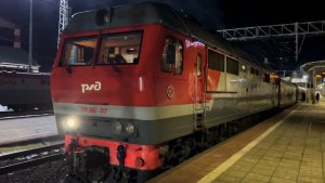 Смена тепловоза ТЭП70БС-322 на электровоз ЭП2К-212 у пасс.поезда на ст.Бологое-Московское, апрель