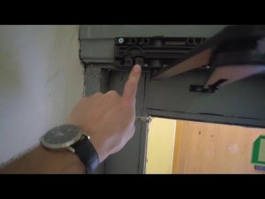 GEZE устанавливаем доводчик