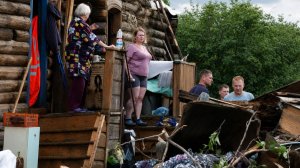 Волонтеры восстанавливают дома после сокрушительного торнадо в Кушве