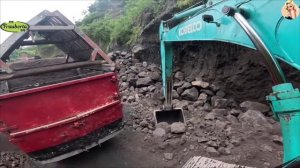 Строительство, экскаватор копает песок