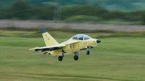Опытный самолет Як-130М впервые поднялся в небо.