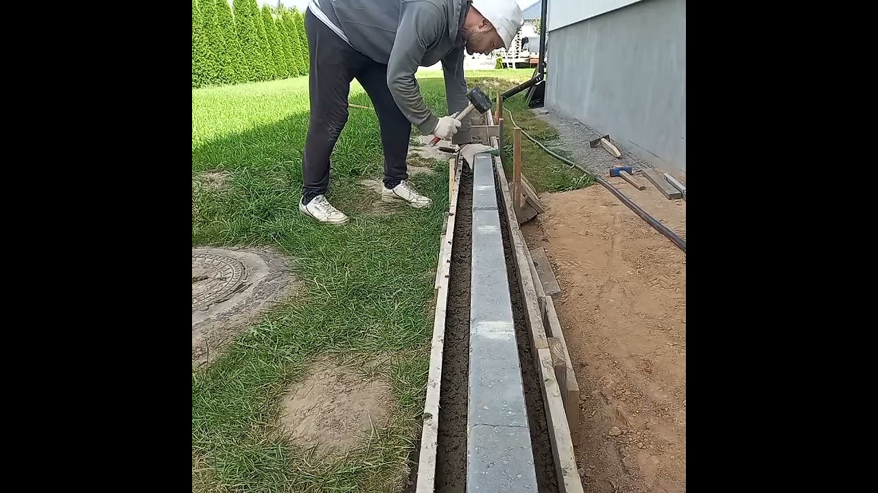 Установка бордюр под отмостку дома | installation of curbs foundation perimeter смотреть онлайн