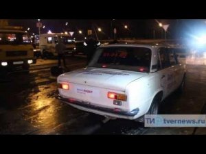 В Твери наглядно продемонстрировали как опасно ездить зимой на летней резине