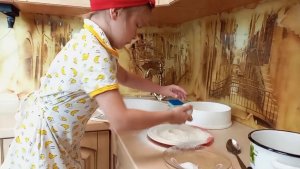 Дети готовят на кухне. Рецепт приготовления еды для детей.