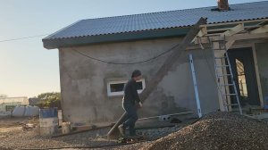 как одному человеку поднять шифер на крышу