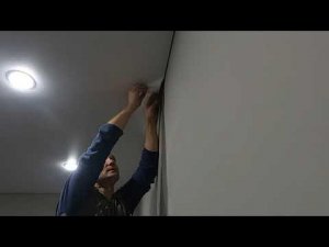 Как самостоятельно убрать порез на натяжном потолке