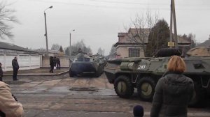 Выход колонны десантников из части в Львове 08 03 2014