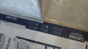 Начало укладки плитки на стены в ванной.