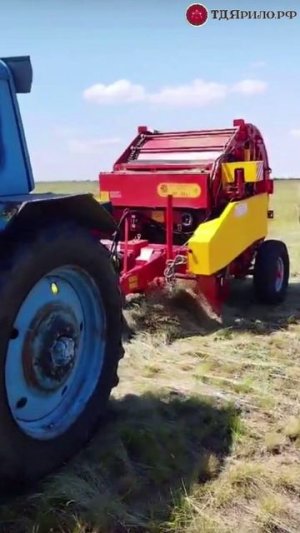 Пресс-подборщик ПР-140Ц в работе