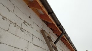 🍀 Решил закрыть и утеплить пространство между крышей и стеной. | Строю САМ
