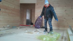 Обшиваем стены дома имитацией бруса // Убираем в доме строительный мусор 🏤