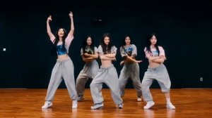 new jeans - eta dance mirror