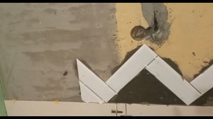 Укладка настенной плитки и плитки кабанчик елочкой.