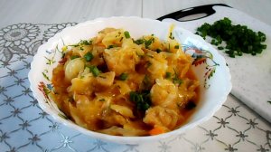 Тушёная капуста с мясом в кастрюле