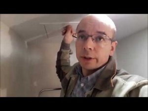 Люк в натяжном потолке. Потолок испорчен.