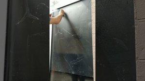 поклейка прозрачной матовой пленки на окно