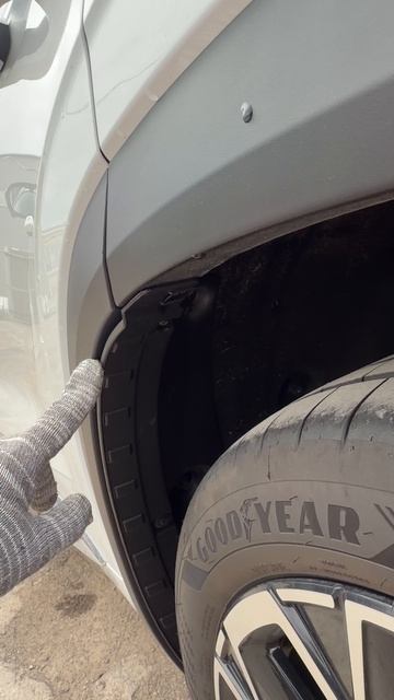 Установили дополнительные локеры задних арок на Geely Monjaro #geely #monjaro #джили #монжаро #auto