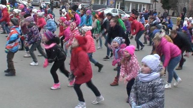 "Вместе весело шагать" флешмоб у БКЗ Октябрьский (общий план) 15.03.2016