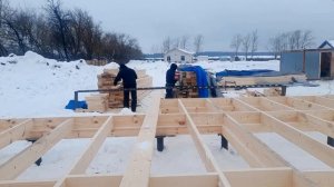 Монтаж винтовых свай, обвязка пакетом досок и цокольное перекрытие. Каркасный дом 10х15. Часть 2.