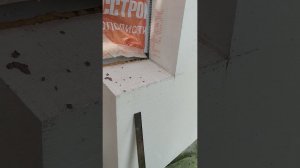 Уклон под установку подоконного отлива вырезается в фасадном пенопласте. Дальше будет Базовый Слой