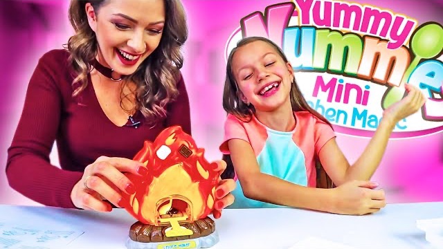 MINI S'MORE CHALLENGE Жарим на Костре Маршмеллоу с Шоколадом Челлендж Вика Против Мамы /// Вики Шоу смотреть онлайн