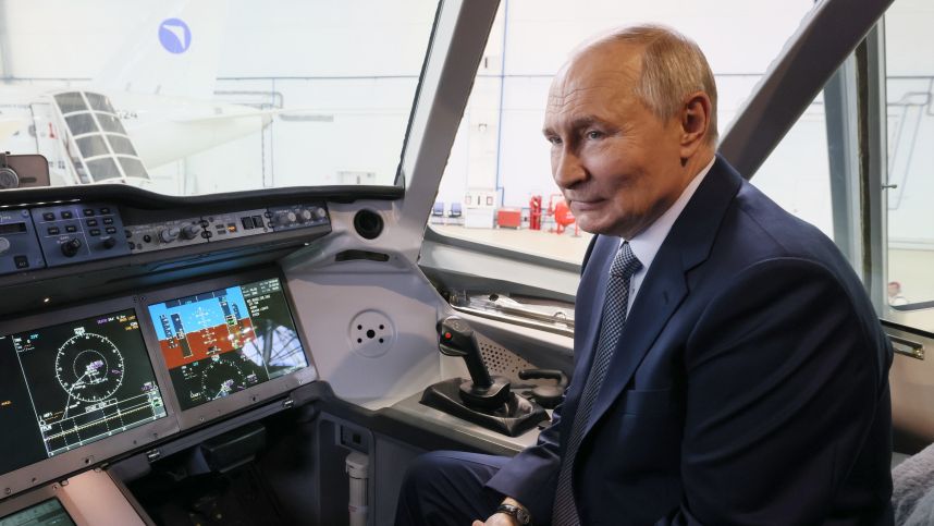 Сделали шаг вперед: Путину показали кабину нового самолета SuperJet-100 смотреть онлайн