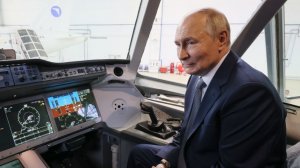 Сделали шаг вперед: Путину показали кабину нового самолета SuperJet-100