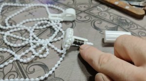 туго крутятся рулонные шторы,(убрать 2 пружины).