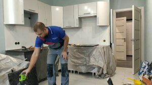 Как клеить плитку на рабочей стенке, при готовом ремонте!!