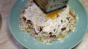 ВСЕ ИЩУТ ЕГО НА СТОЛЕ. Ну очень вкусный салат из самых простых ингредиентов.