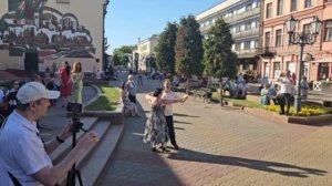 Медленный вальс в сопровождении оркестра
