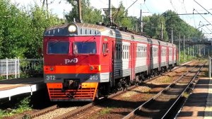 ЭТ2-015 сообщением Санкт-Петербург — Ораниенбаум-1 делает остановку на о.п. Мартышкино