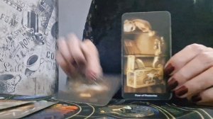 Что скрывает от вас загаданный мужчина? Расклад Таро