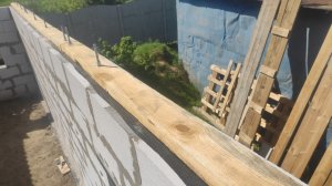 Установка мауэрлата на стену из блоков ПГС.
