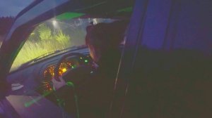 Девушка впервые села за руль автомобиля Три человека давали ей советы и она не знала кого слушать