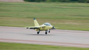 Новый учебно-боевой самолет Як-130М совершил первый полет.